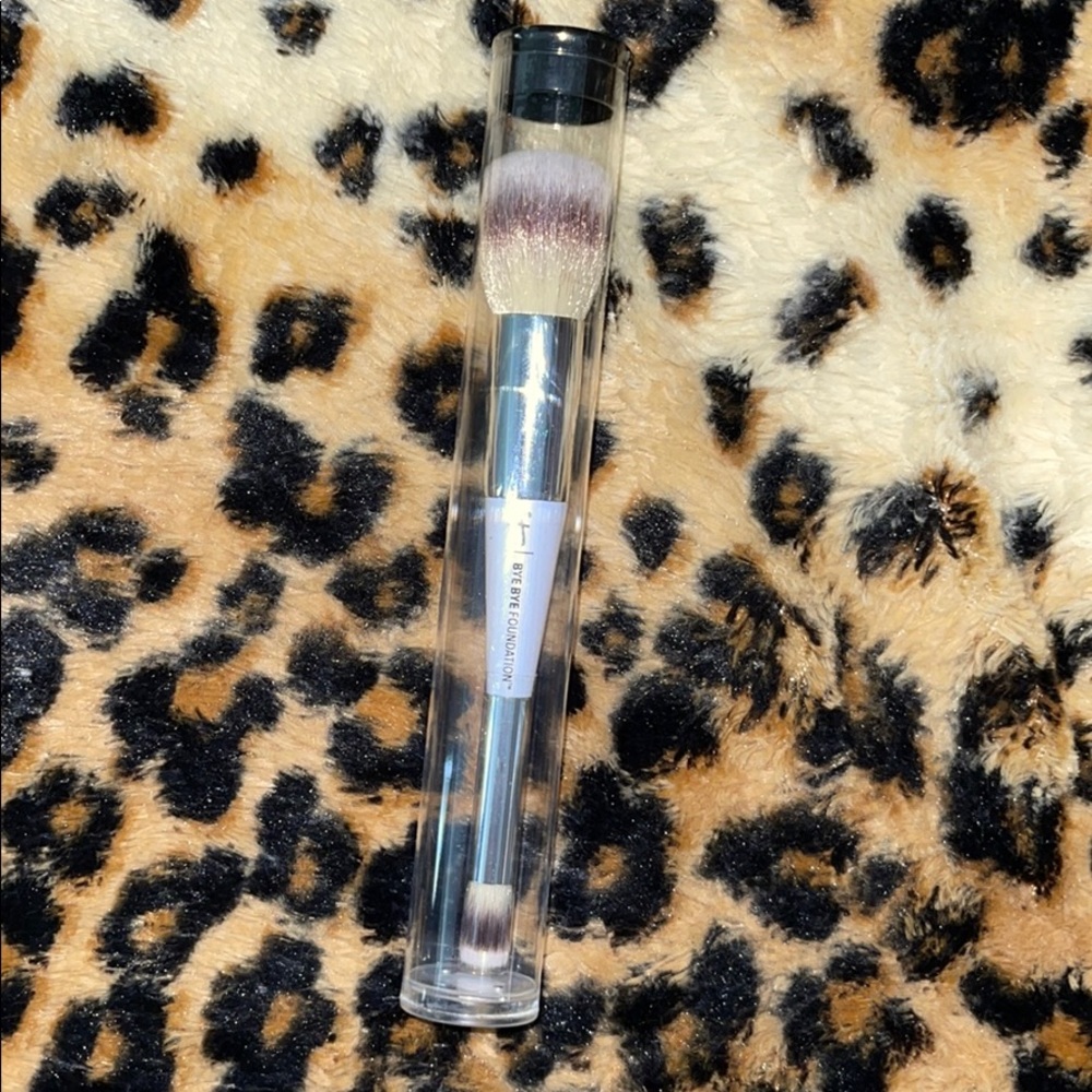 BRAND NEW It Cosmetics brush